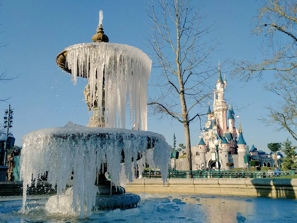 castello di Disneyland Paris con il ghiaccio e freddo
