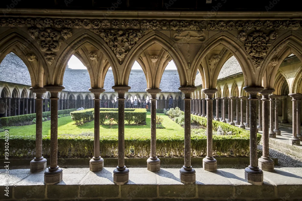 chiostro abbazia mont saint michel