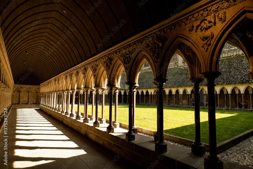 chiostro abbazia mont saint michel