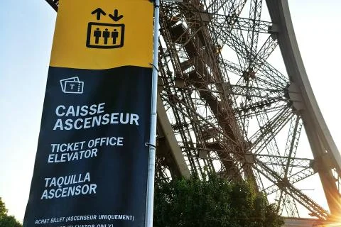 fila per la cassa biglietteria della torre eiffel, colore giallo