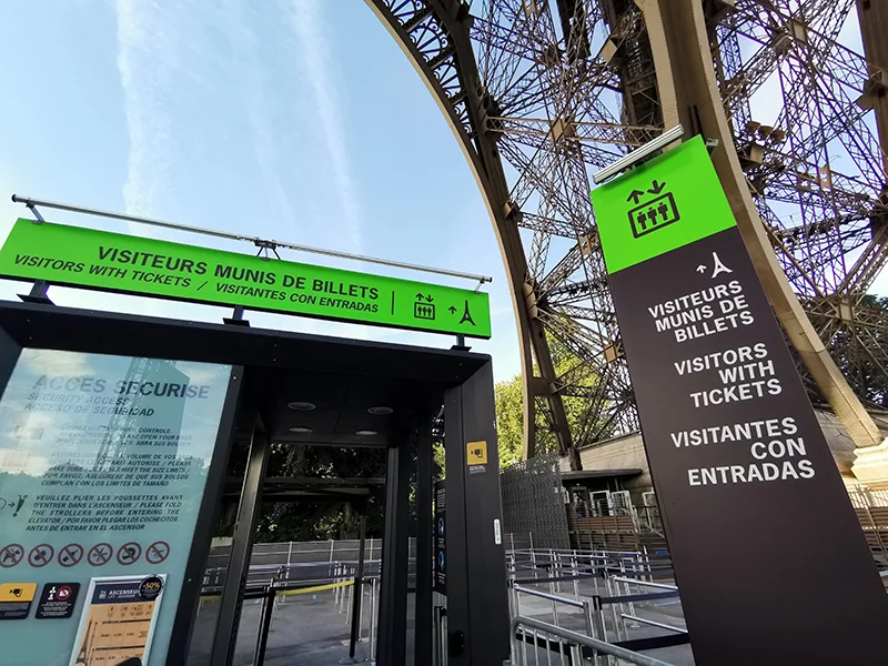 entrata verde con biglietti della torre Eiffel