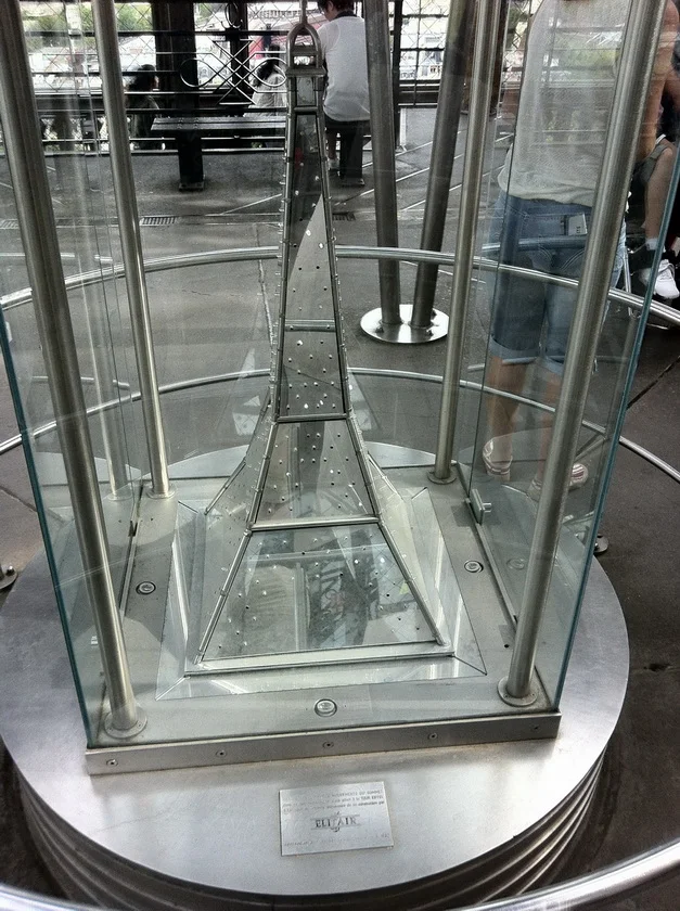 pannelli informativi primo piano torre eiffel