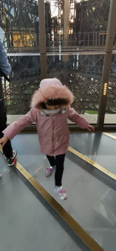 pavimento trasparente in vetro primo piano torre eiffel