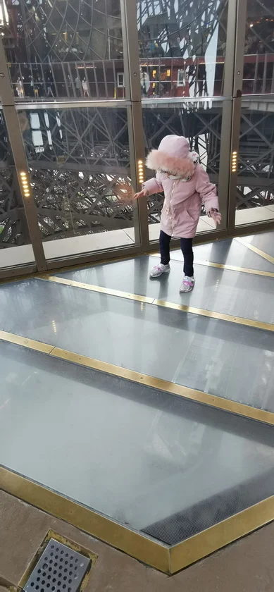 pavimento trasparente in vetro primo piano torre eiffel