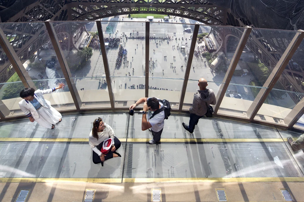 pavimento trasparente in vetro primo piano torre eiffel