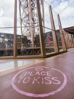 punto dei baci place to kiss primo piano torre eiffel