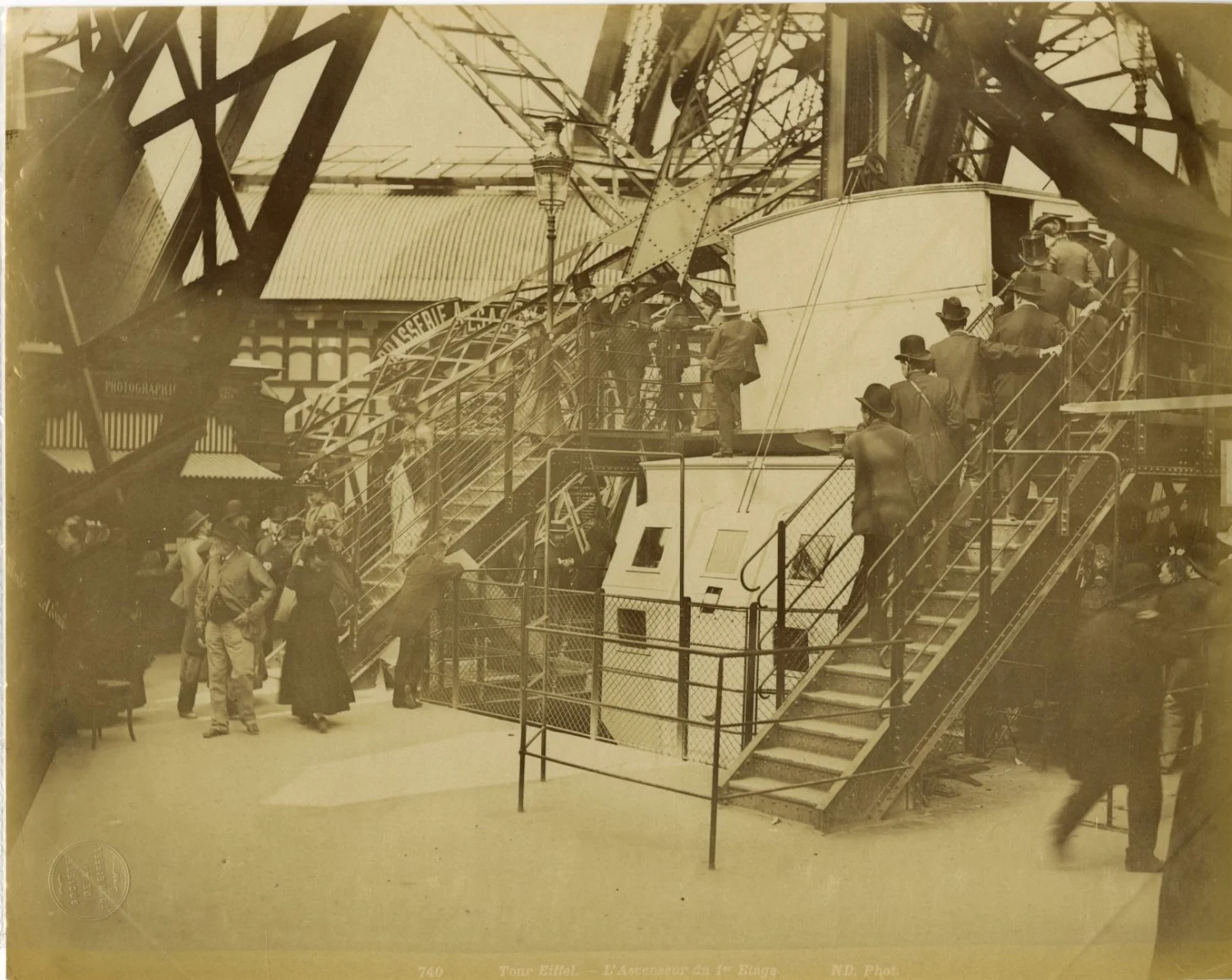 cabina degli ascensori della torre eiffel