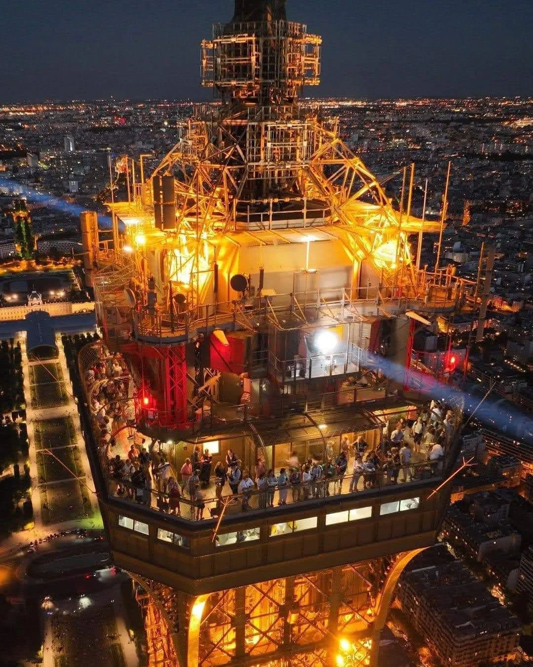 torre eiffel terzo piano zoom
