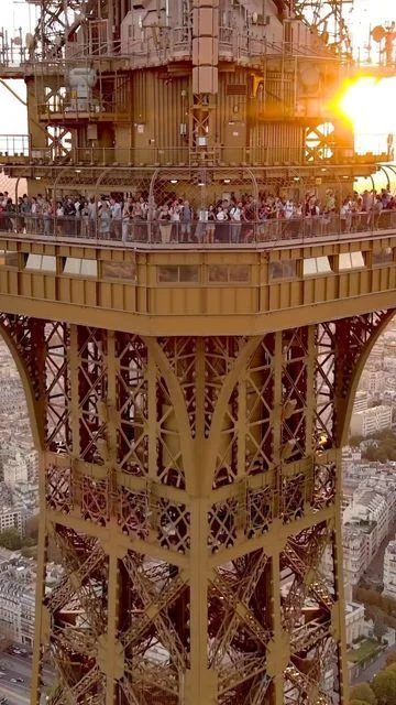 torre eiffel terzo piano zoom