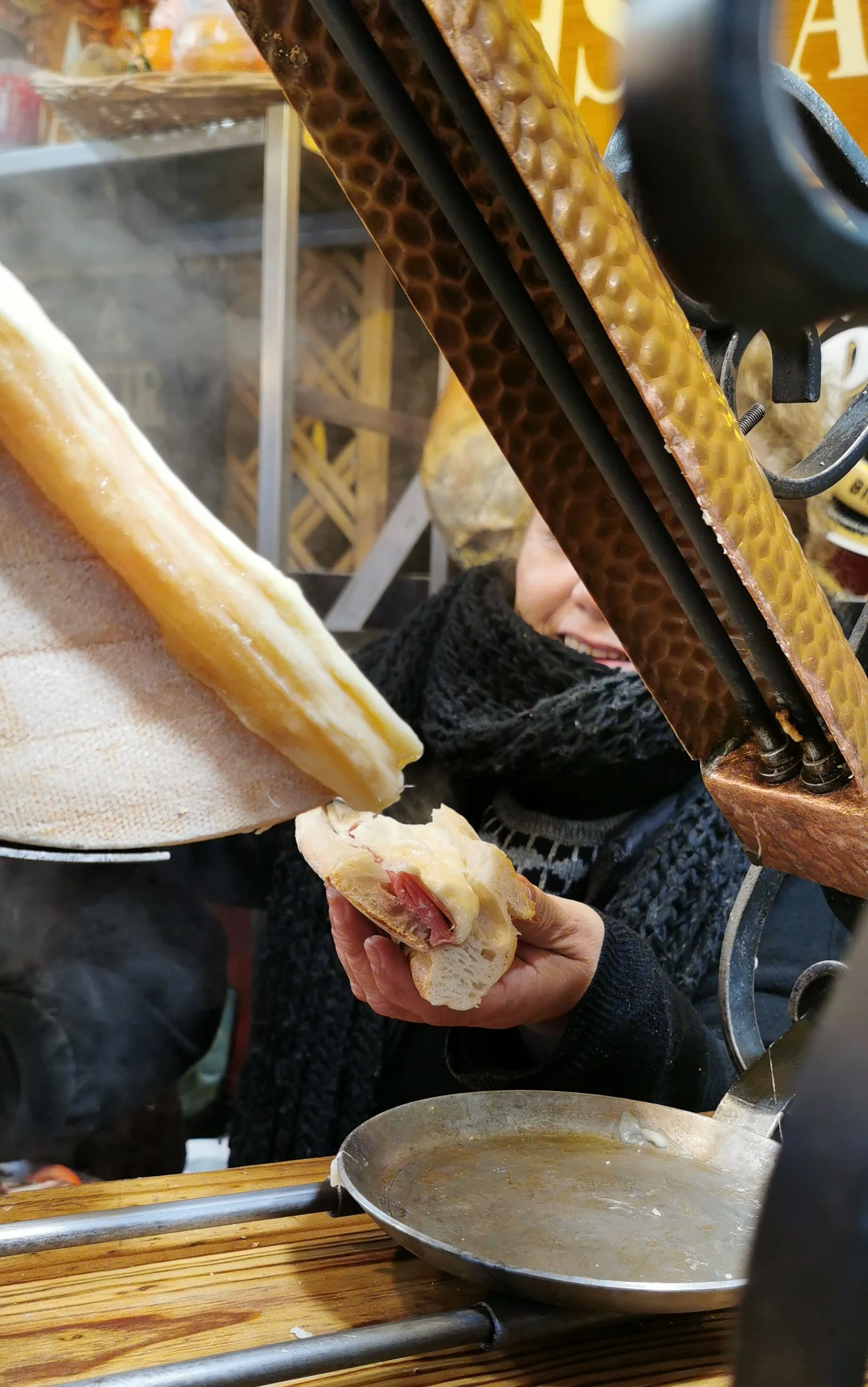 mercatino Natale 2025 a Parigi La Defènse raclette
