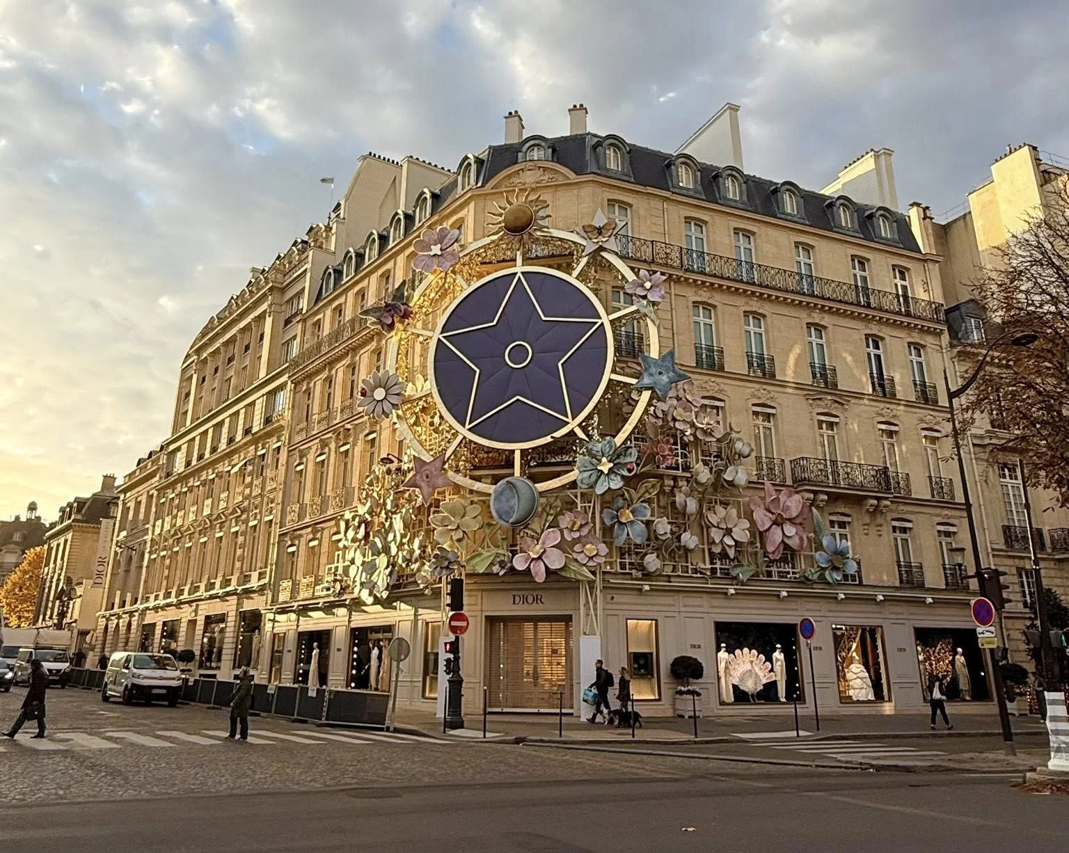 addobbo facciata maison Dior, 30 avenue Montaigne, parigi, 2025