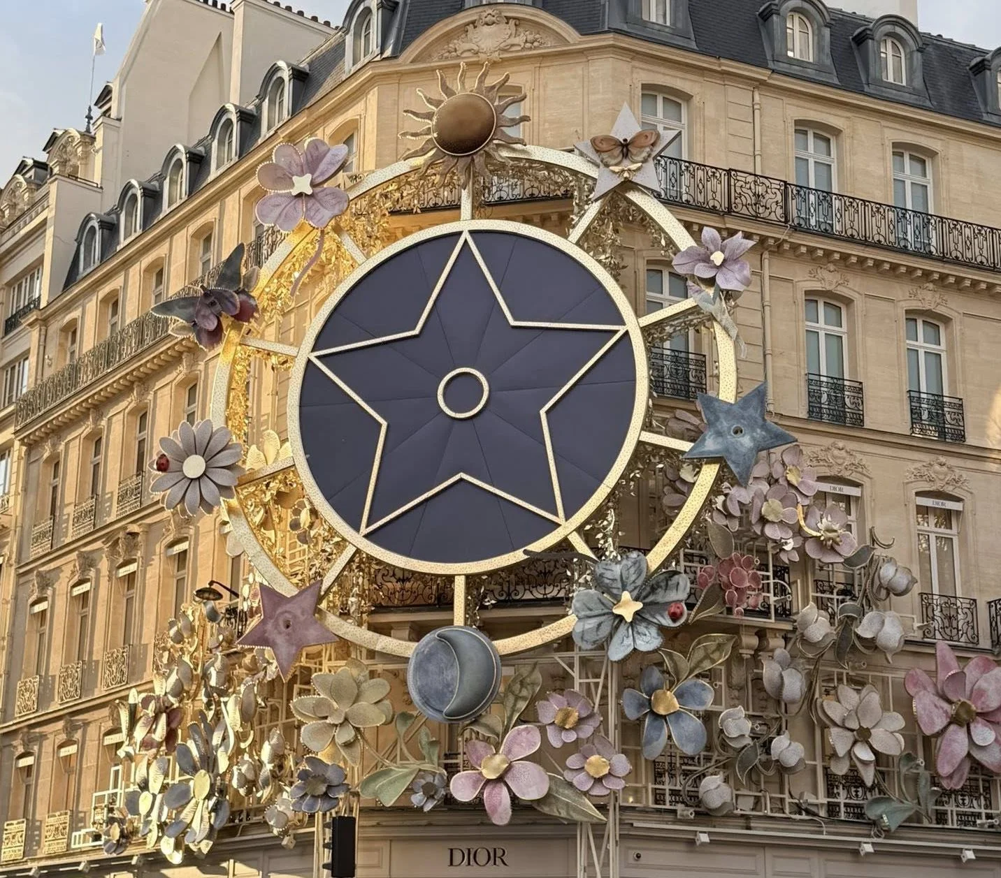 addobbo facciata maison Dior, 30 avenue Montaigne, parigi, 2025