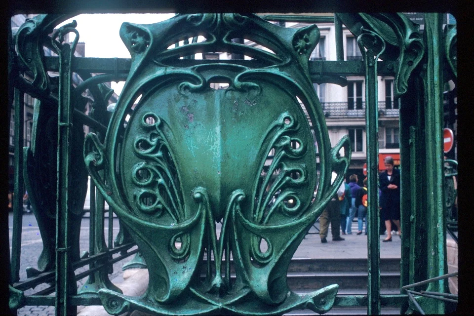 la M di Metro sulla balaustra della metropolitana di Parigi di Hector Guimard