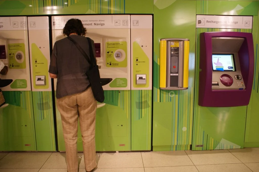 sportello automaticoricarica Navivo alla metropolitana di Parigi
