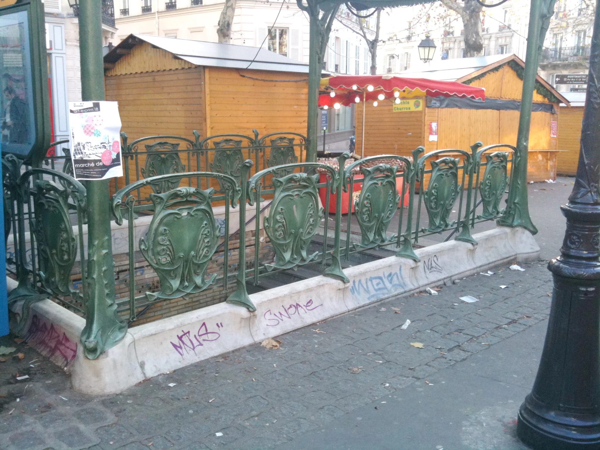 edicola della stazione Abbesses della metropolitana di Parigi di Hector Guimard