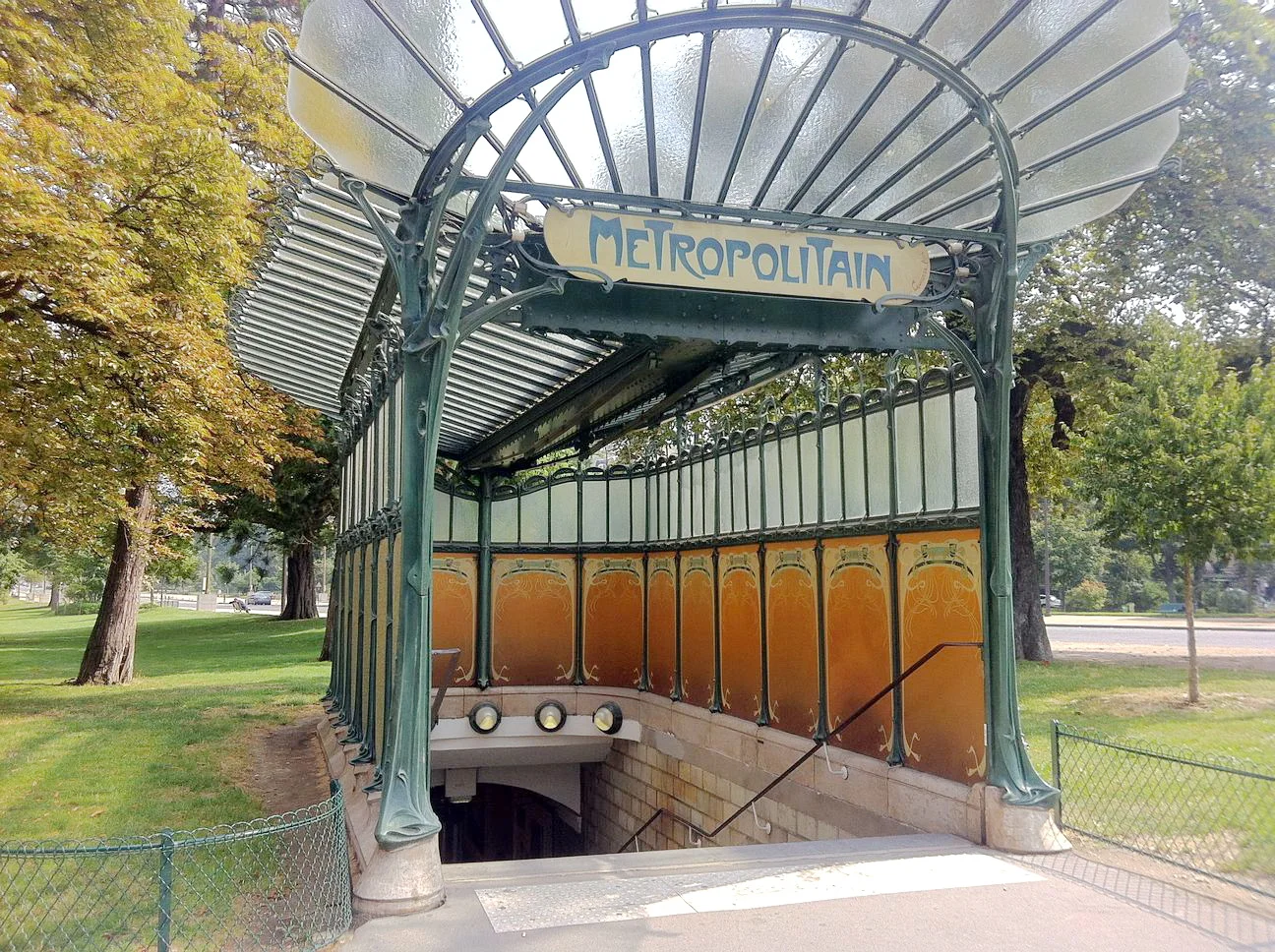 entrate della metropolitana a Parigi di Hector Guimard: edicola porte Dauphine