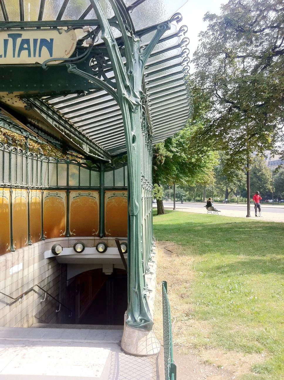 edicola della fermata stazione Porte Dauphine della metropolitana di Parigi di Hector Guimard