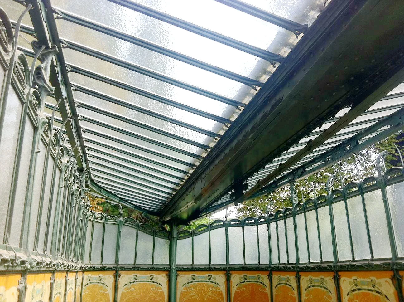 edicola della fermata stazione Porte Dauphine della metropolitana di Parigi di Hector Guimard