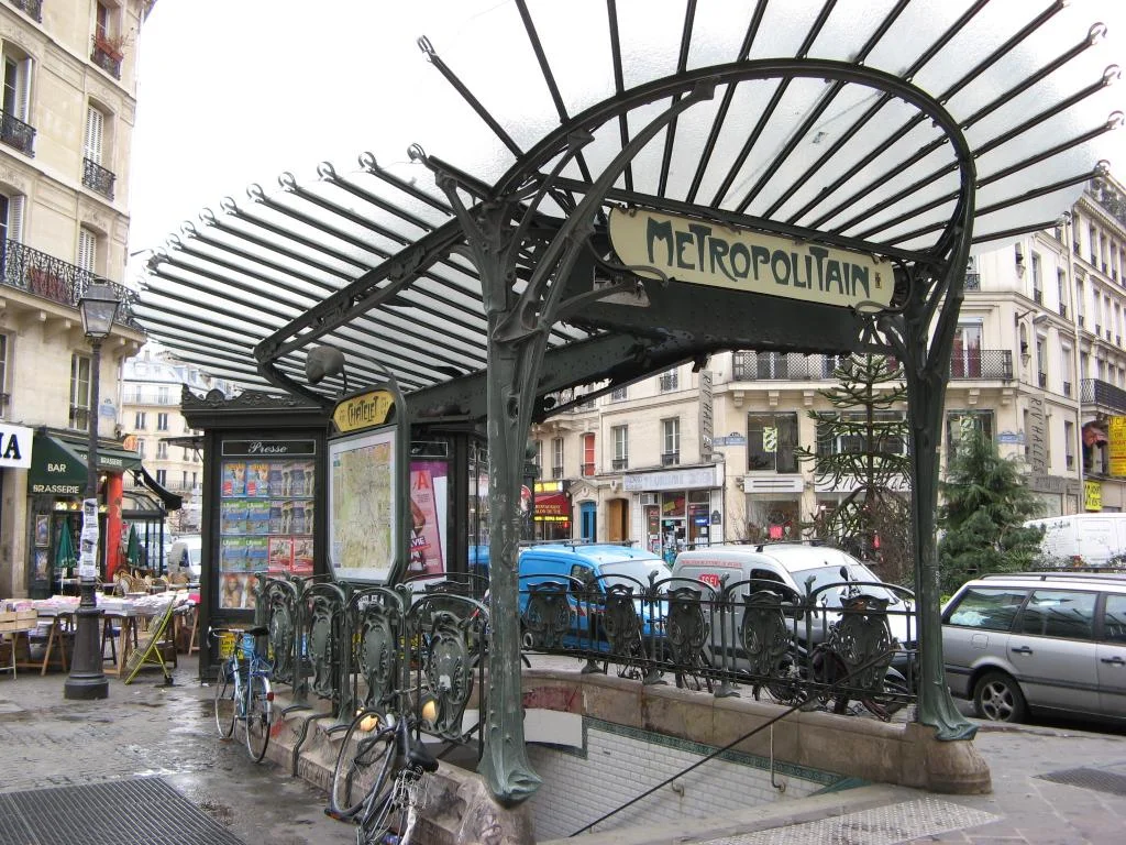 edicola della fermata stazione Chatelet della metropolitana di Parigi di Hector Guimard