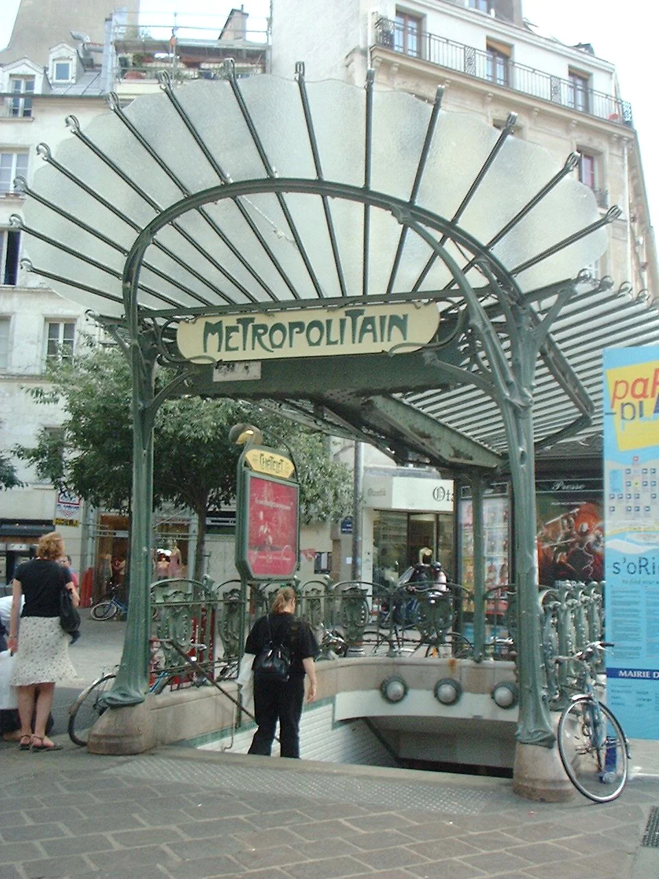 edicola della fermata stazione Chatelet della metropolitana di Parigi di Hector Guimard