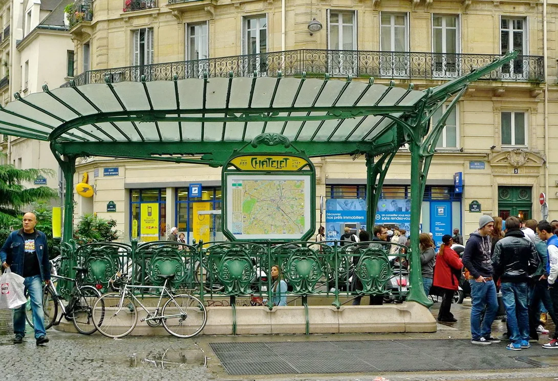edicola della fermata stazione Chatelet della metropolitana di Parigi di Hector Guimard