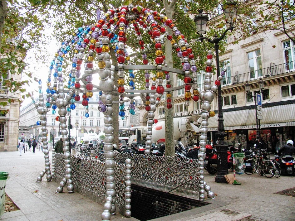 entrata Le Kiosque des Noctambules di Jean-Michel Othoniel, stazione fermata Palais Royal, Parigi