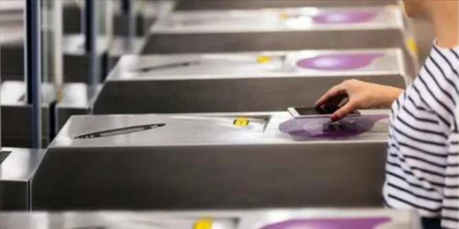 smartphone NFC iphone android al tornello metro Parigi